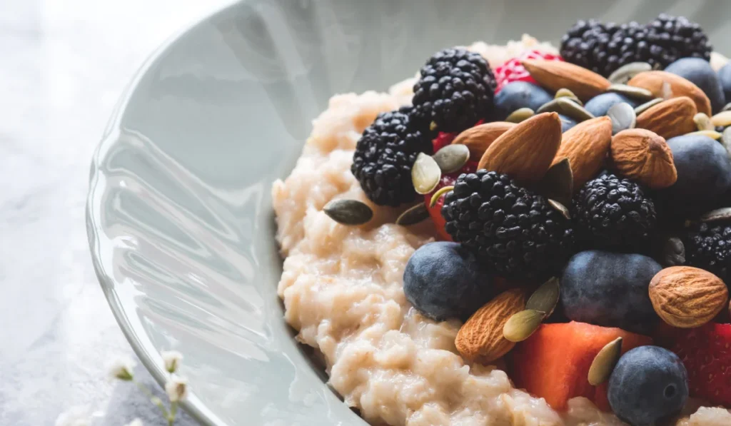 Oatmeal with fruits and nuts